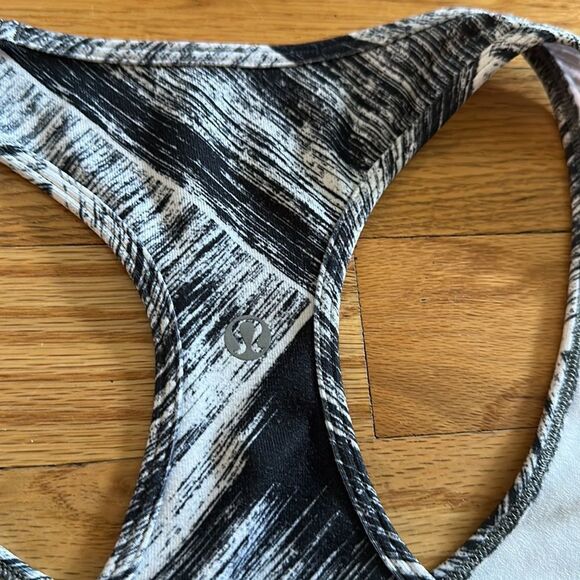 Lululemon sz 6 black and white track tank top great pre owned condition - Picture 8 of 8